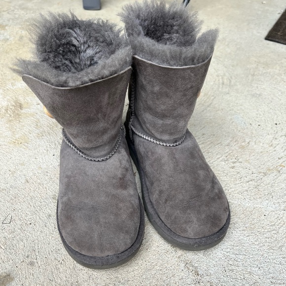 Girls Bailey Button Ugg Boots - Picture 2 of 4
